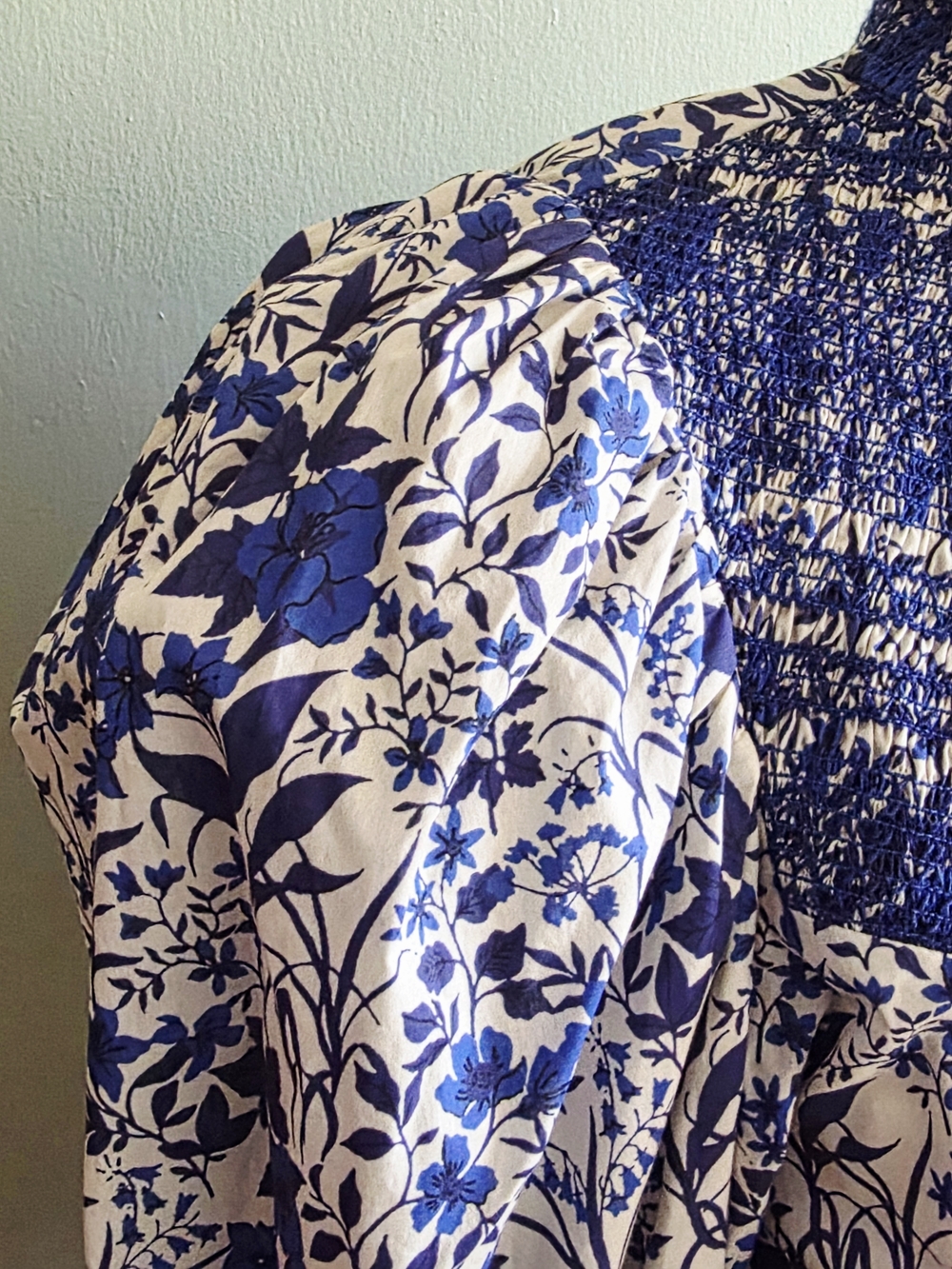 Hope for Flowers Tracy Reese Blue and White Floral Smocked Yoke Blouse Size L - Picture 5 of 9